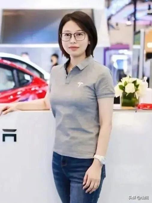 雷军又又从特斯拉挖来一员大将，还是位美女高管！
 
原特斯拉中国区总经理孔艳双，