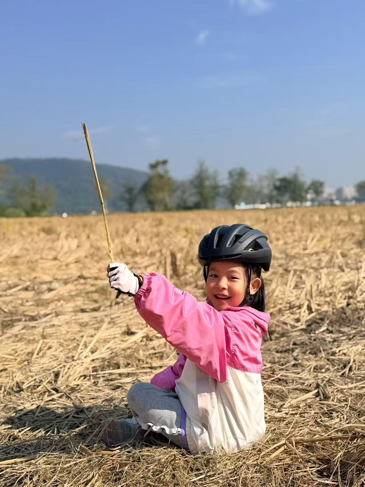 记得小时候，爸妈都忙着为生计奔波，对我们基本是放养模式。放学放下书包就能撒腿跑，