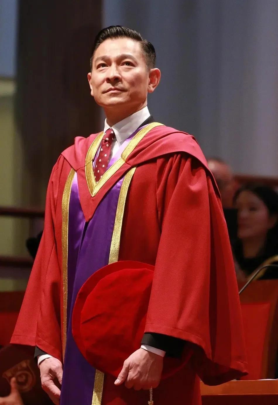 刘德华是不是太高调了

2021年刘德华为了宣传电影《人潮汹涌》入驻抖音，一天涨
