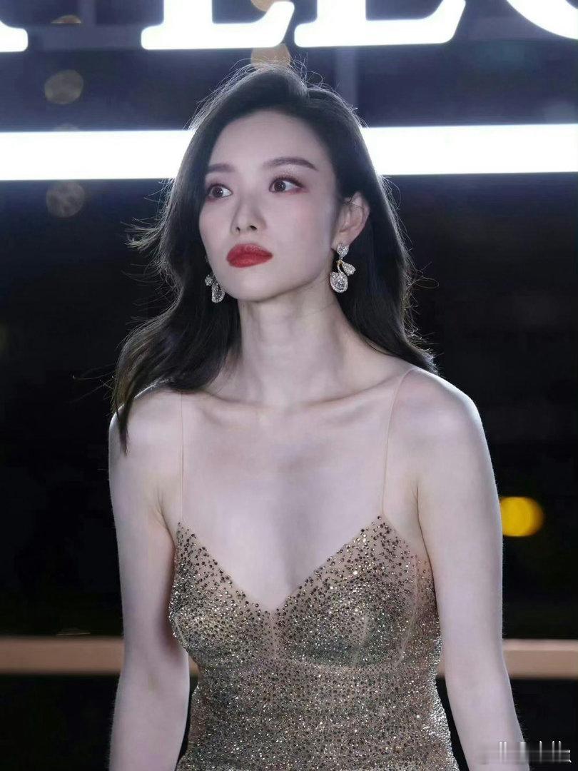 倪妮很擅长凸显上半身线条，优越身形展露无遗，好身材实在让人羡慕。 