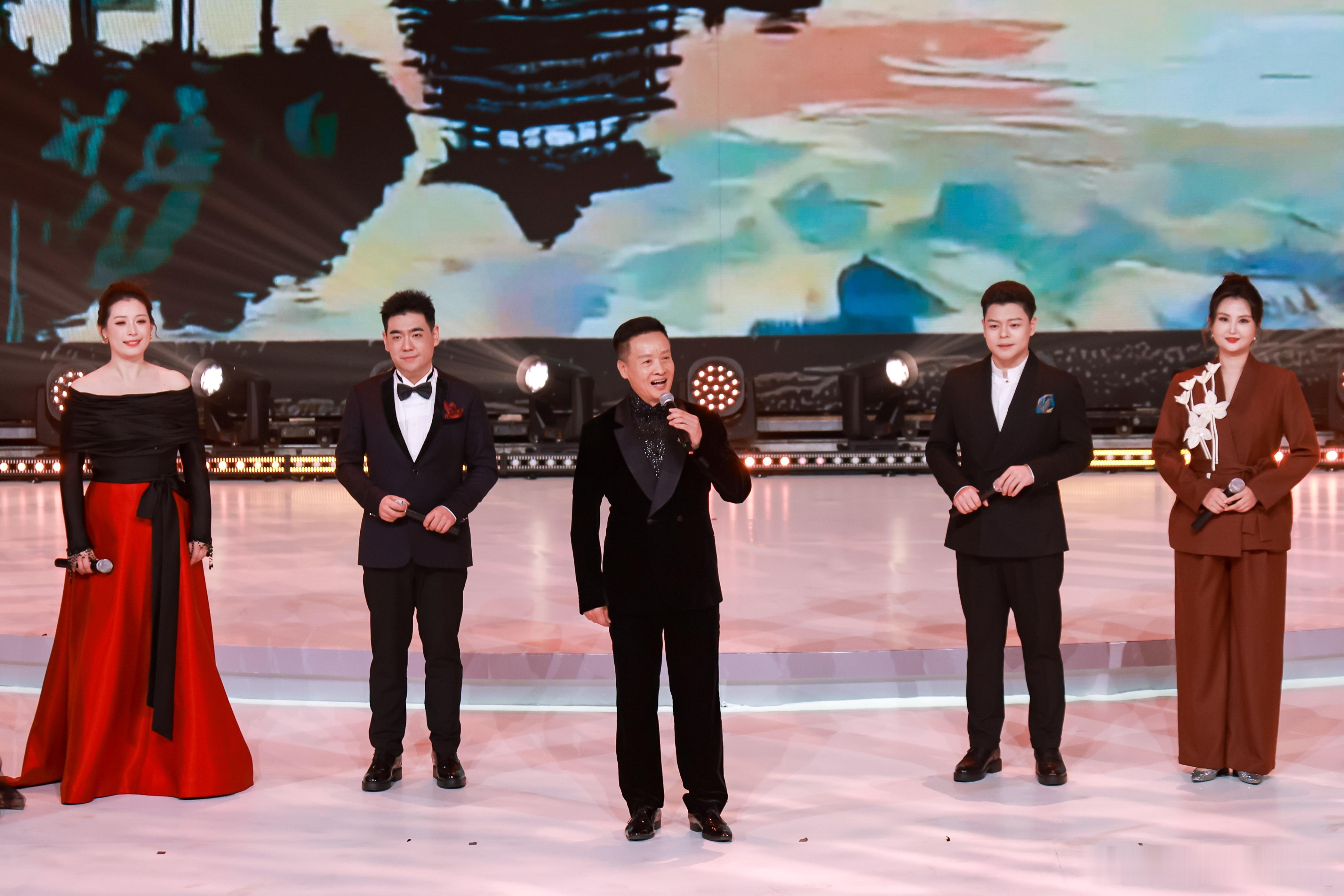 今夜，重庆山城，灯光璀璨！第二届中国音乐文学盛典 “问界2025音乐文学之夜”圆