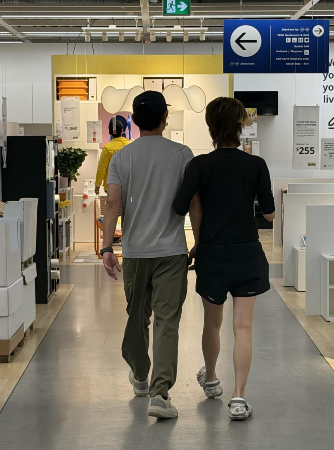 40 岁郑恺与苗苗在温哥华被网友偶遇，二人携手逛宜家采购不少生活用品；另有当地华