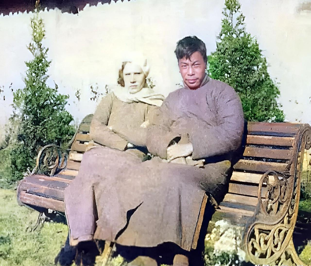 1939年，蒋建丰与妻子在浙江溪口为母亲守孝。

灵堂里的白烛燃到第三根时，蒋建