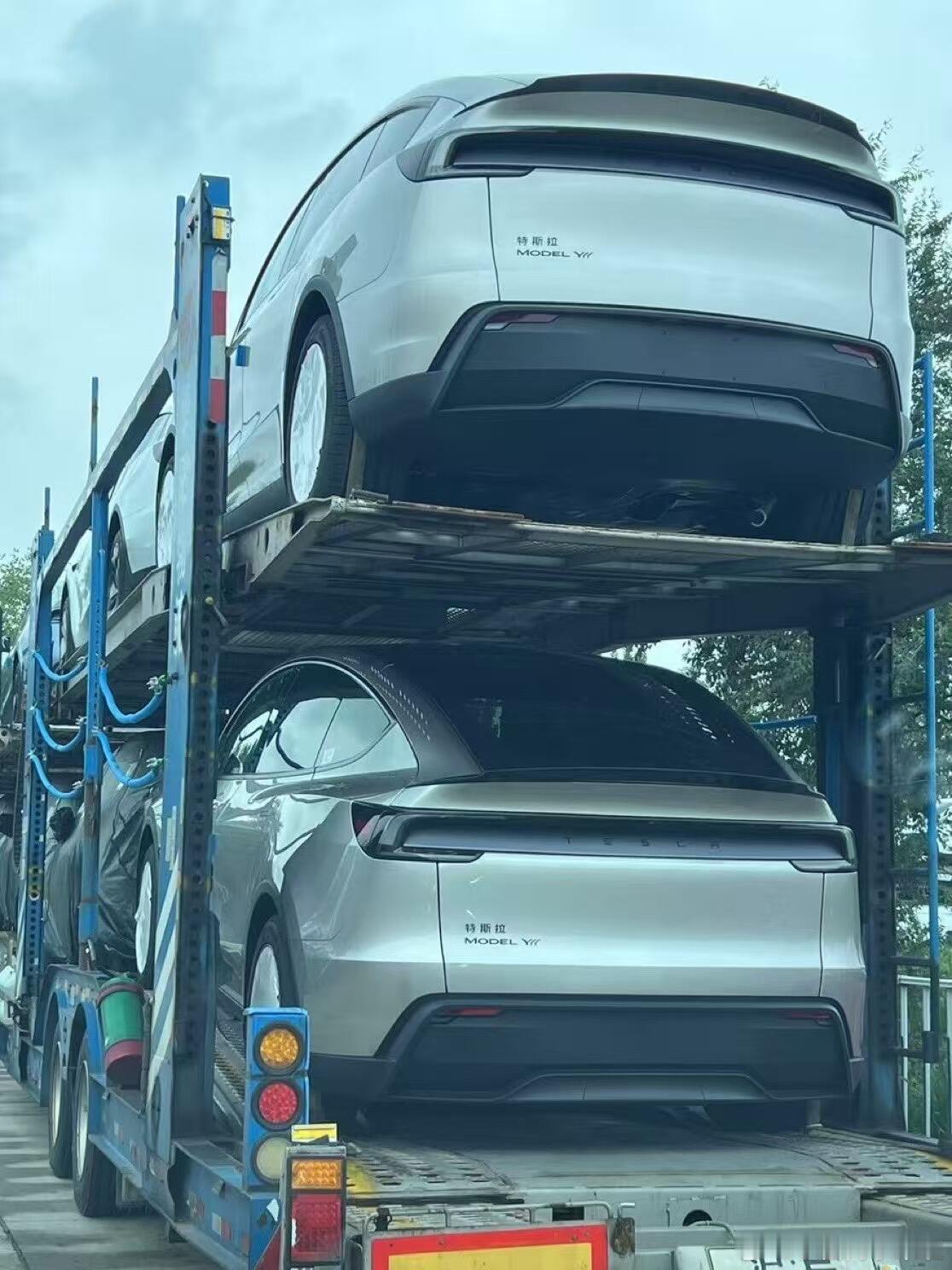 六座版特斯拉 Model Y L 已经往店端运车了。大家对这台车最关心的是不是就