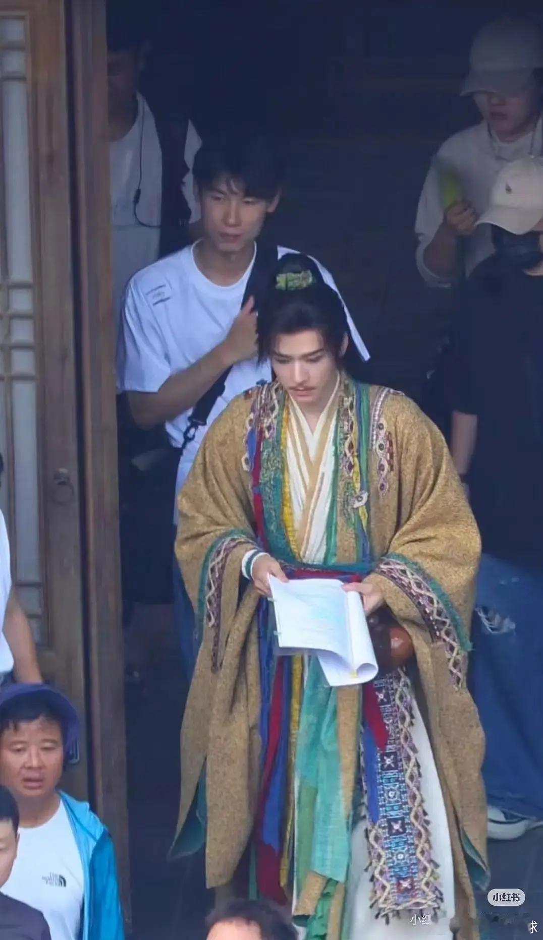 龚俊这个妆造粉丝不闹吗？扮稠给其他主演让妆啊