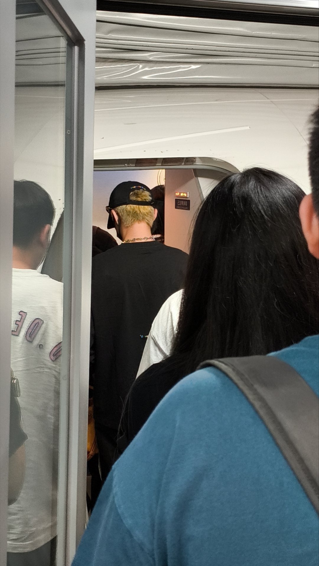 同一趟航班貌似有个艺人路过的时候对视了一眼看打扮是个rapper拍到一张后脑勺的