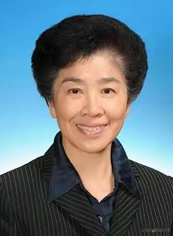在央视的一档节目中，一位年届81岁的女院士，以其非同寻常的风采，成为了全场的焦点