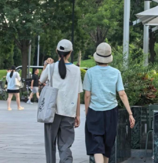 夏雨和袁泉的女儿已经长成了亭亭玉立的大姑娘，身高已经超过了妈妈。

小姑娘名叫夏