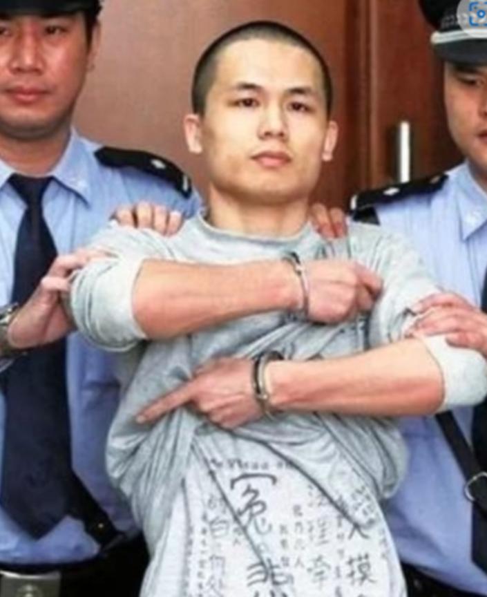 2013年，深圳市一民警李才坤被判死刑，在面对记者镜头时，他猛得掀起自己的衣服，
