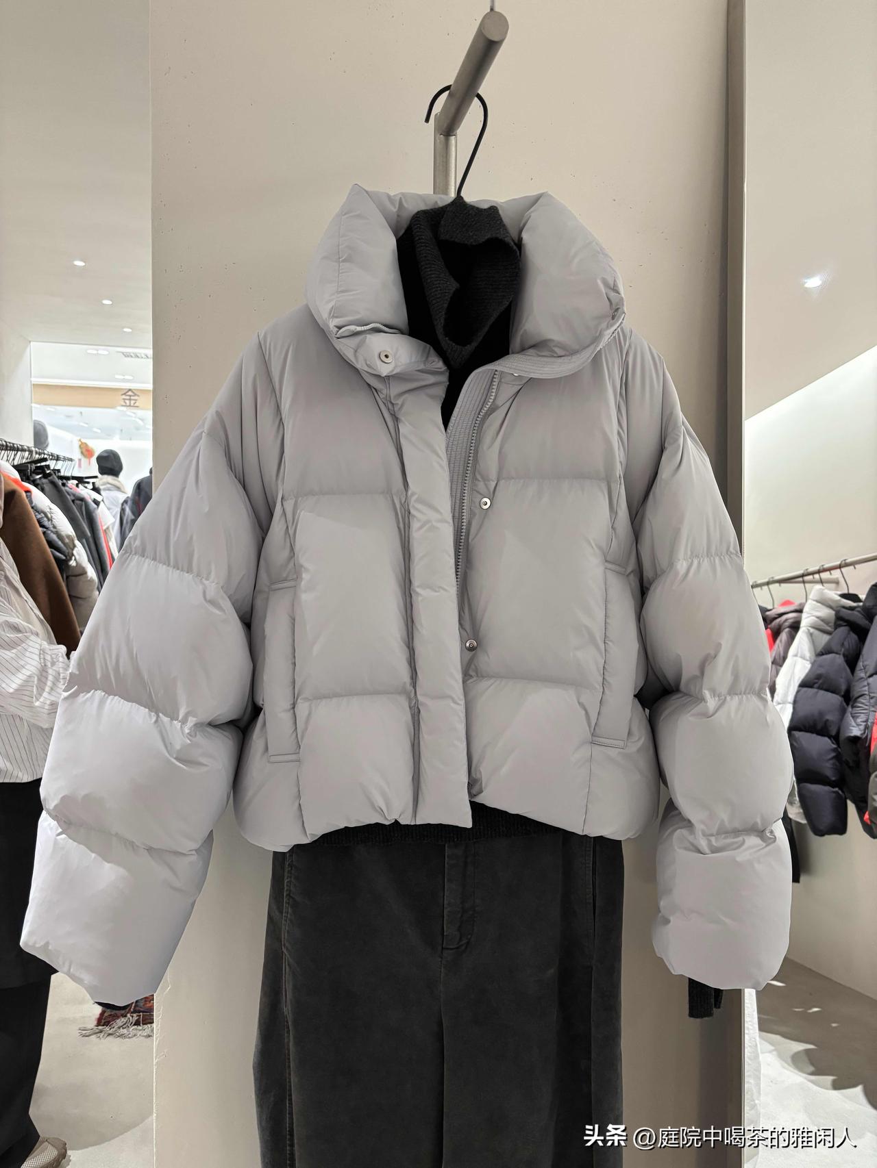 我都不知道我嫁了个什么人！昨天和闺蜜去逛商场，原价699的羽绒服，打折到299