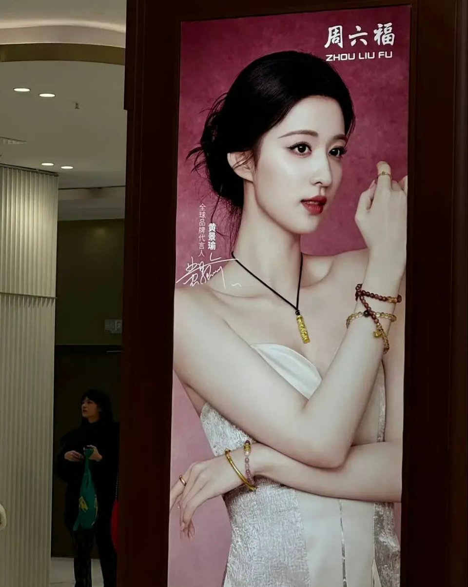 可以说是从设计，打印，物料张贴各个环节，都没有人发现