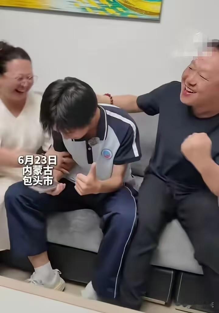 6月23日包头高考出分，考生张哲语一家人守在电脑前查成绩，看到分数的瞬间全家激动