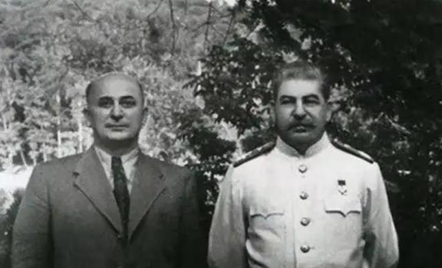 1943年， 赫鲁晓夫 儿子被判枪决，他为救儿子竟两次向斯大林下跪，尊严尽失，但