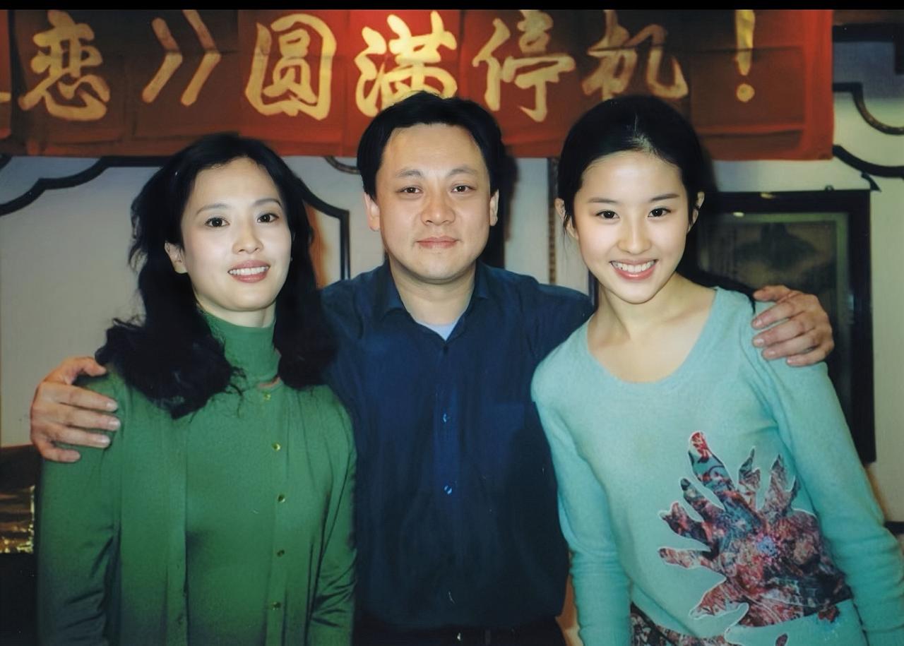 2004年，刘亦菲与妈妈刘晓莉在电影《五月之恋》停机活动上，与制片人李华彤的合影
