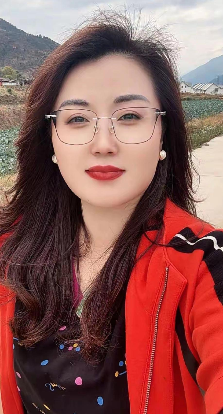 红衣映山色，笑语入画来。