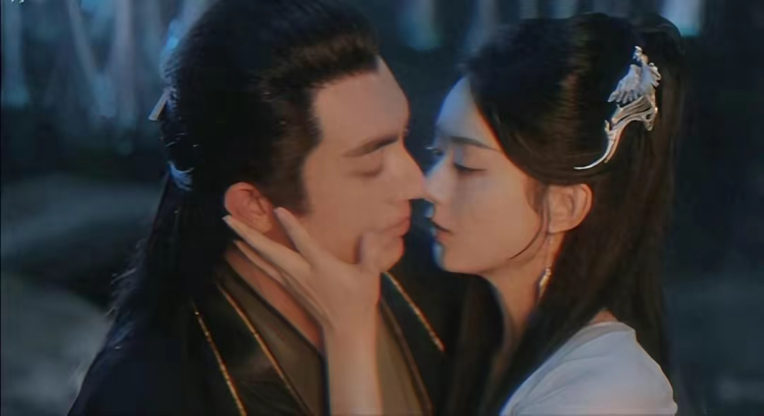 #林更新开车载女友#近日，古装剧《与凤行》热度居高不下、好评如潮，两大主演林更新