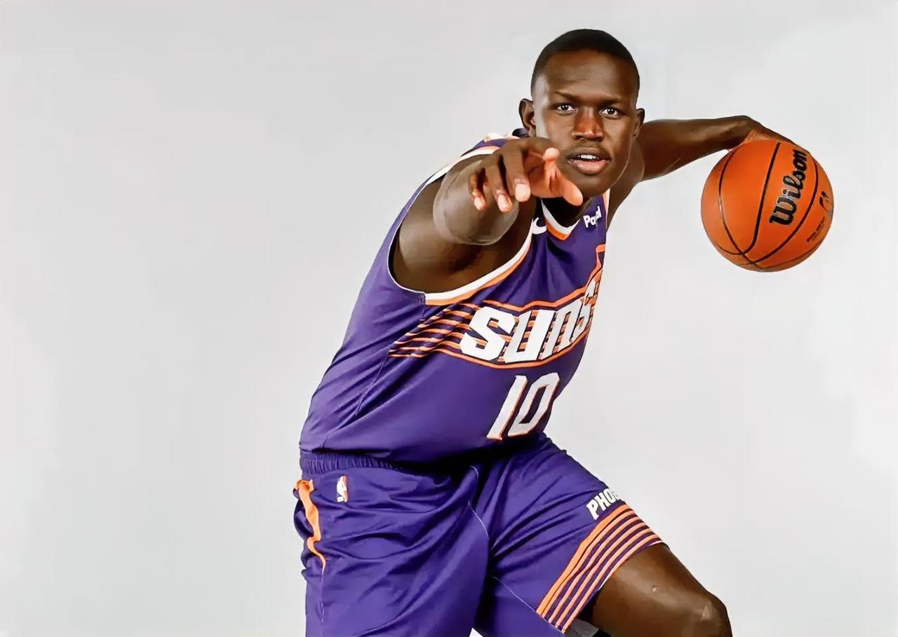 有一说一，今日科沃德和马卢阿奇根本不在一个级别！！
 
科沃德：22岁，2025