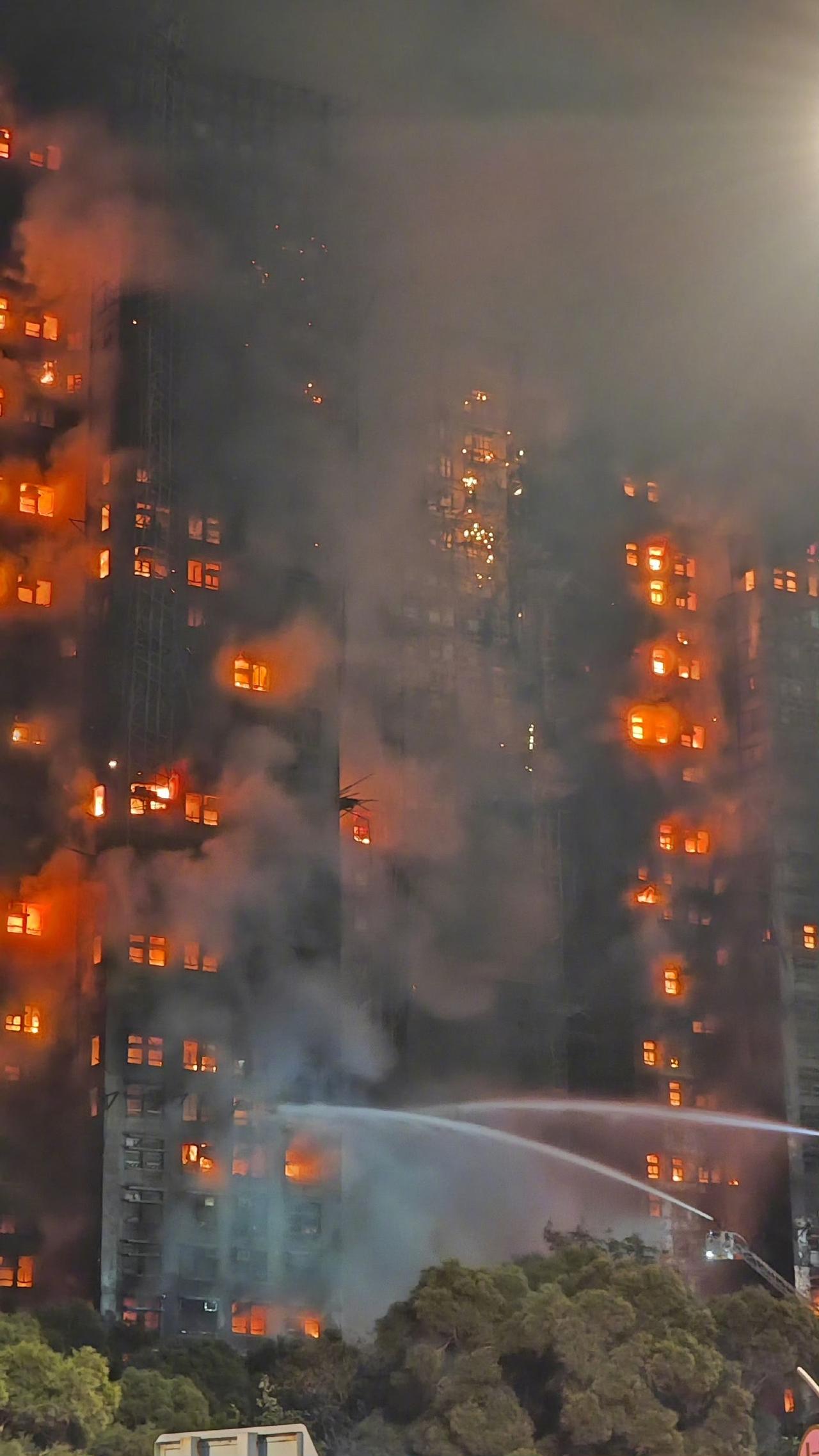 这不是电影，这是香港大埔区宏福苑。
火势相当的恐怖，总共八栋楼全都着火，居住了1