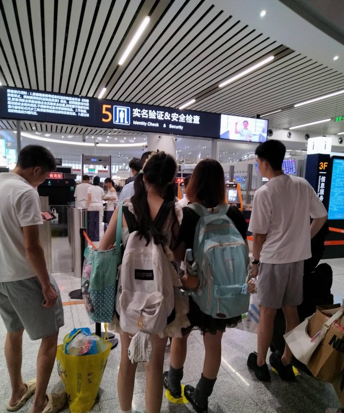 上海滩的繁华落幕，年轻人掏空钱包后，终于回家了。
我们得戳破那层粉红色的泡沫，别