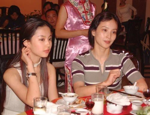 2002年9月15日，《天龙八部》剧组三百多人到达浙江省新昌县，剧组的欢迎晚宴上