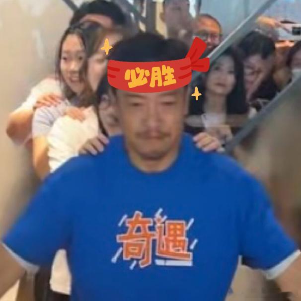 东北人连饭撒都格外瓷实贾冰写好几页祝福，于洋满场合影，扫楼有他俩在，格子间直接水