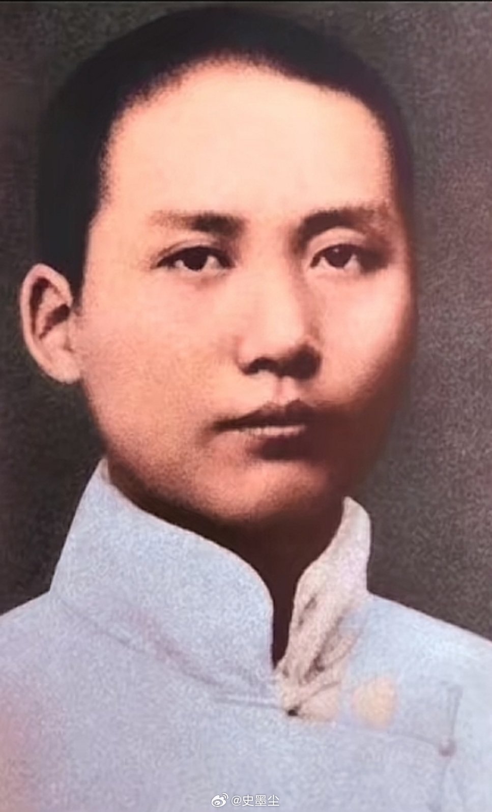 毛泽东同志 他还在师范上学的时候就拿着军训教具和鞭炮，领着几百学生，缴械了300