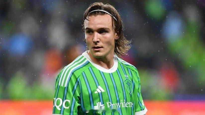 西雅图海湾人队球员佩德罗·德拉维加右膝盖受伤，手术成功。他将缺阵六个月。🚑 美