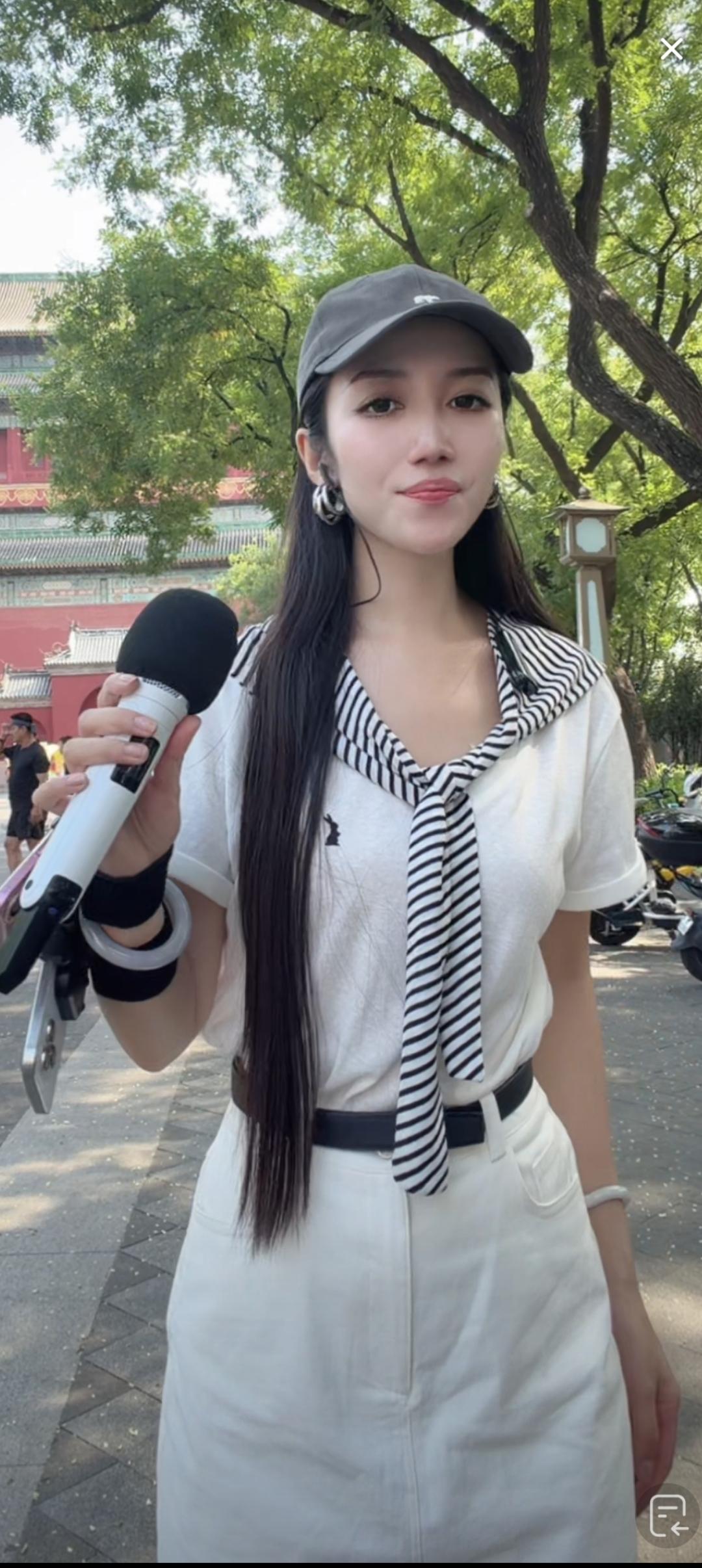 拿着麦克风的女士在户外。