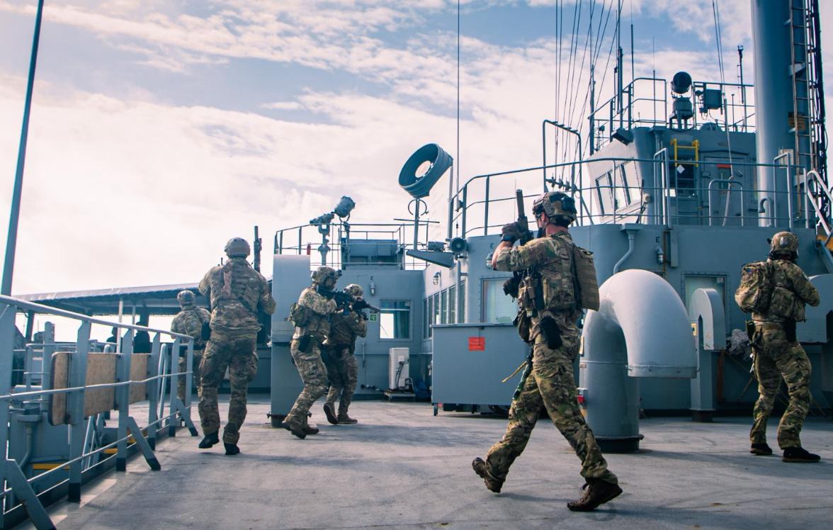 美军海军陆战队从两栖攻击舰起飞，直升机突袭空降夺取伊朗巨型集装箱货轮，上面海量物