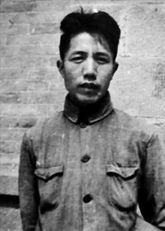 1980年，作家周扬回乡探亲，顺道去看前妻吴淑媛墓，谁料，半路突然大雨倾盆，顿感