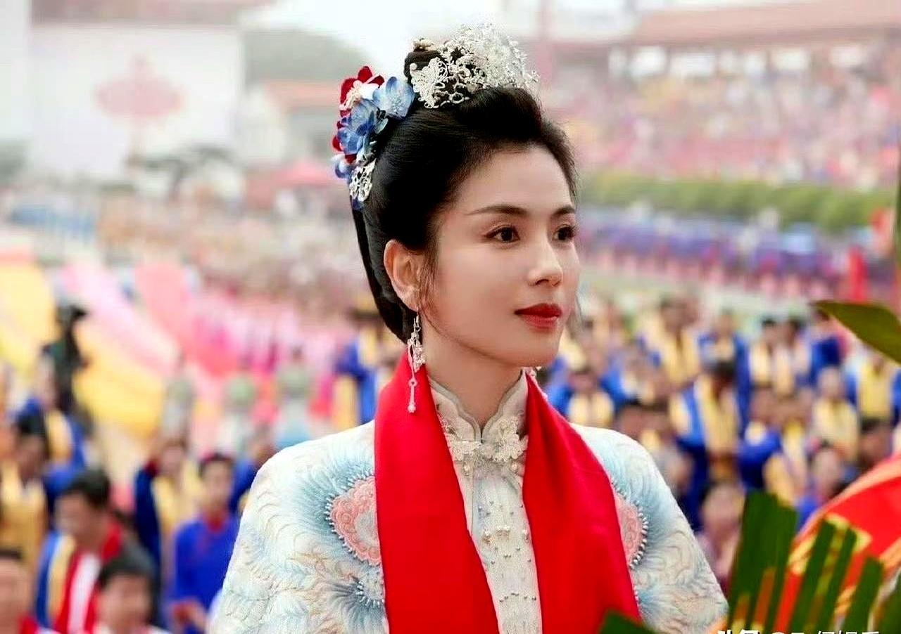 导演当场懵了，这女主角不是他定的，是神仙亲自选的。刘涛跪在湄洲岛妈祖庙，连扔三次