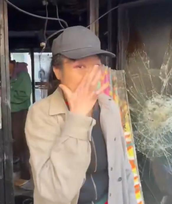 法国骚乱现场，华人女老板被打得满脸是伤，餐馆被烧得精光，她一下子啥都没了。网友感