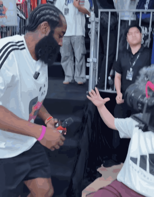 人文、球迷文化、职业，这或许就是我们为什么喜欢哈登，为什么喜欢NBA的原因之一吧