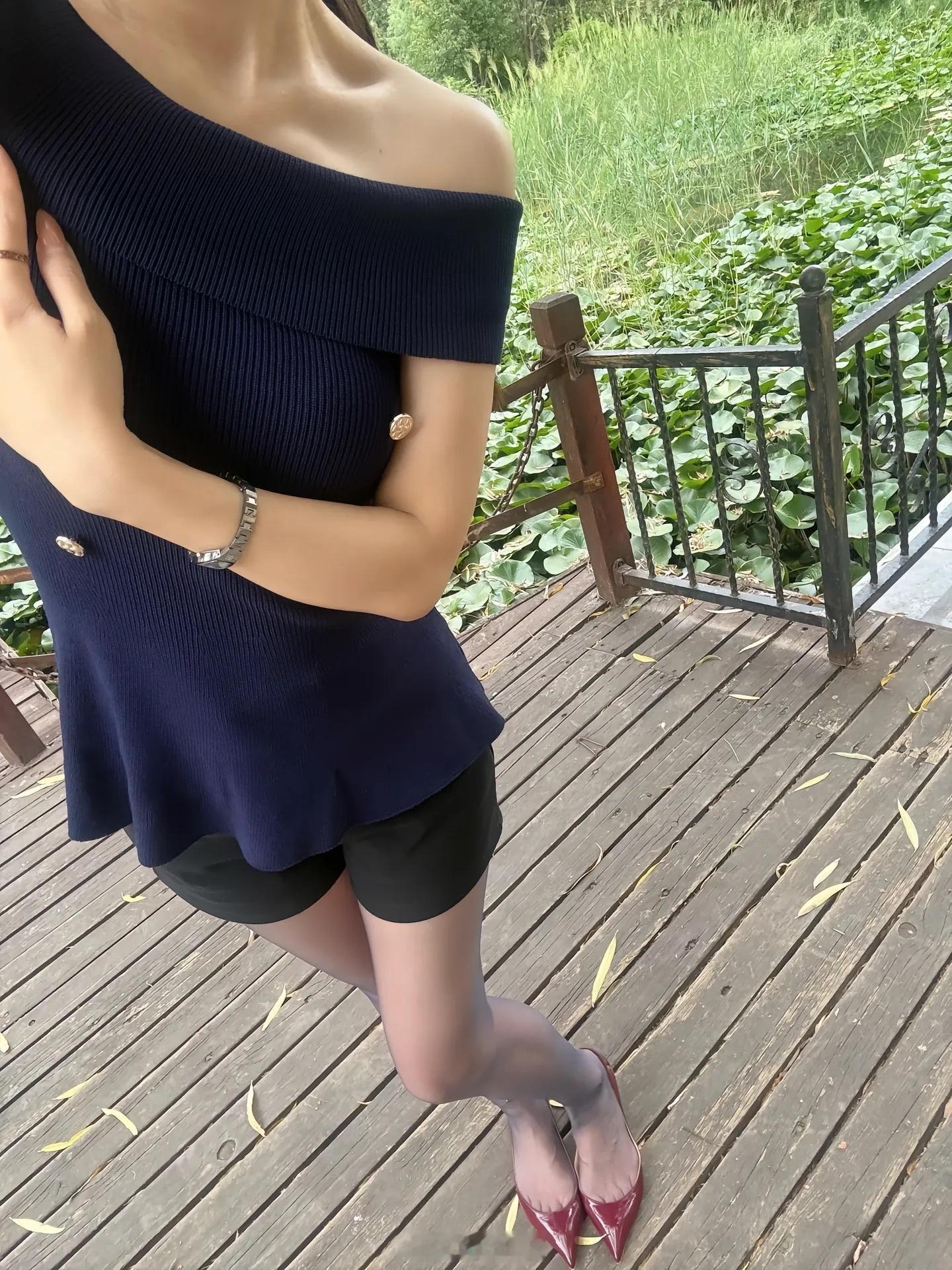 白丝 黑丝 都没有灰丝好看  ​​​