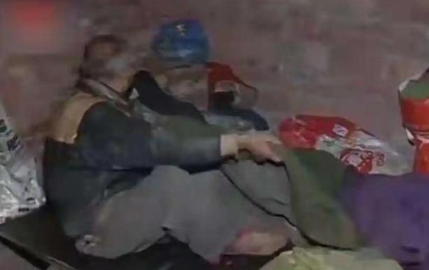 1995年，女大学生何成慧被人口贩子卖了120元。买主是个55岁的老单身汉。他反