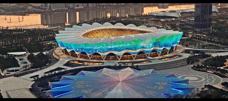 刘德华全运会唱响《中国人》 十五运开幕式简直太震撼！刘德华压轴登场，身穿白色唐装