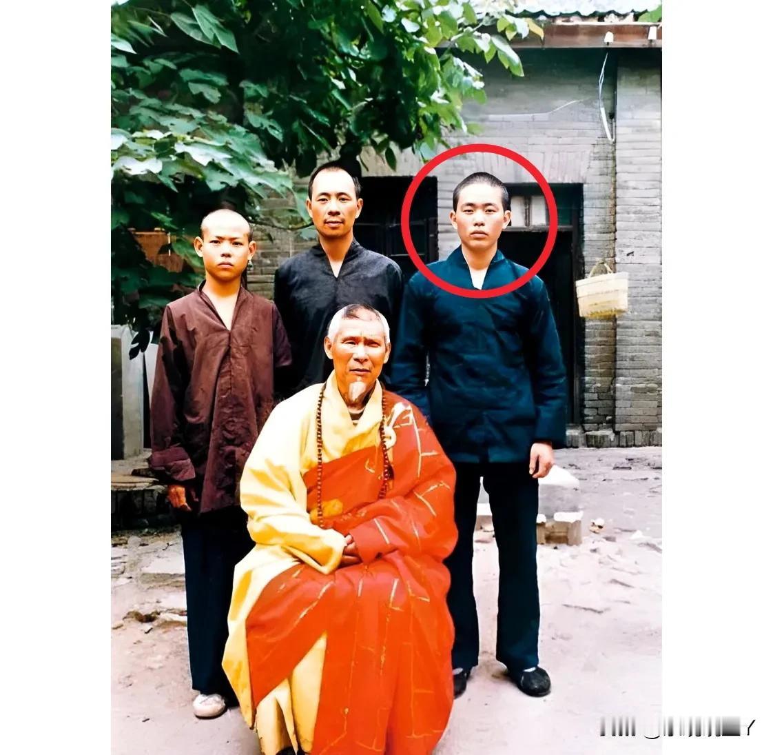 一张老照片，拍摄于上世纪80年代的河南，大家看看穿着蓝色粗布僧衣表情青涩的小伙子