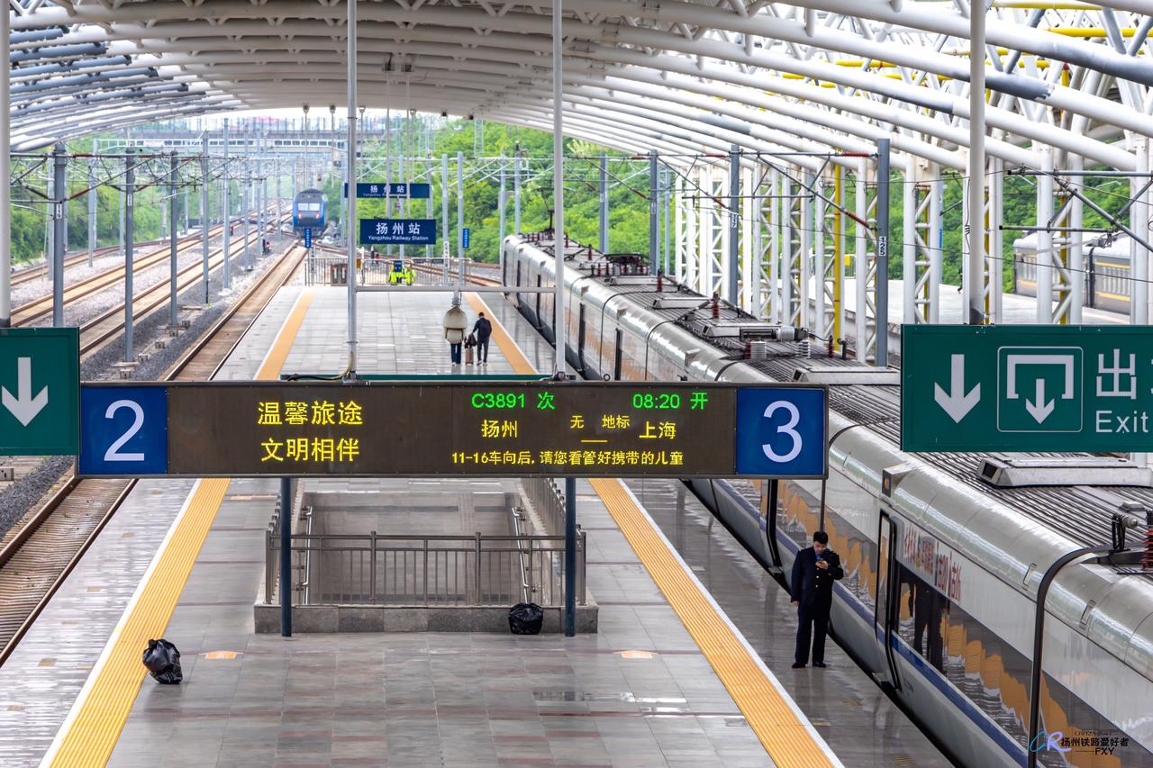 C3891扬州—上海，使用上海动车段南翔所CRH1B担当，沿途停靠：江都、泰州、