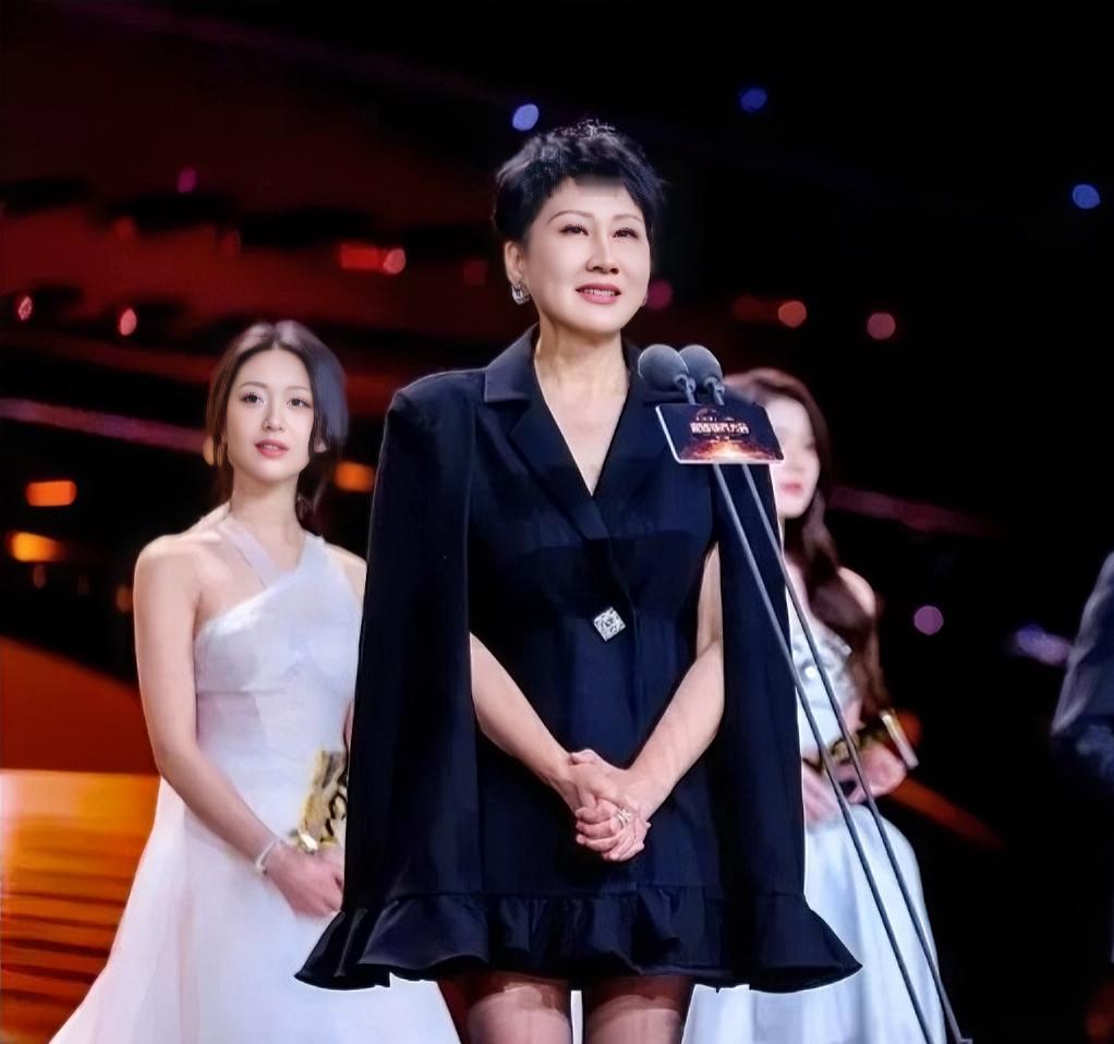 63岁张凯丽穿黑裙、黑丝配高跟鞋亮相活动，照片引发网友讨论。

11月6日她发文