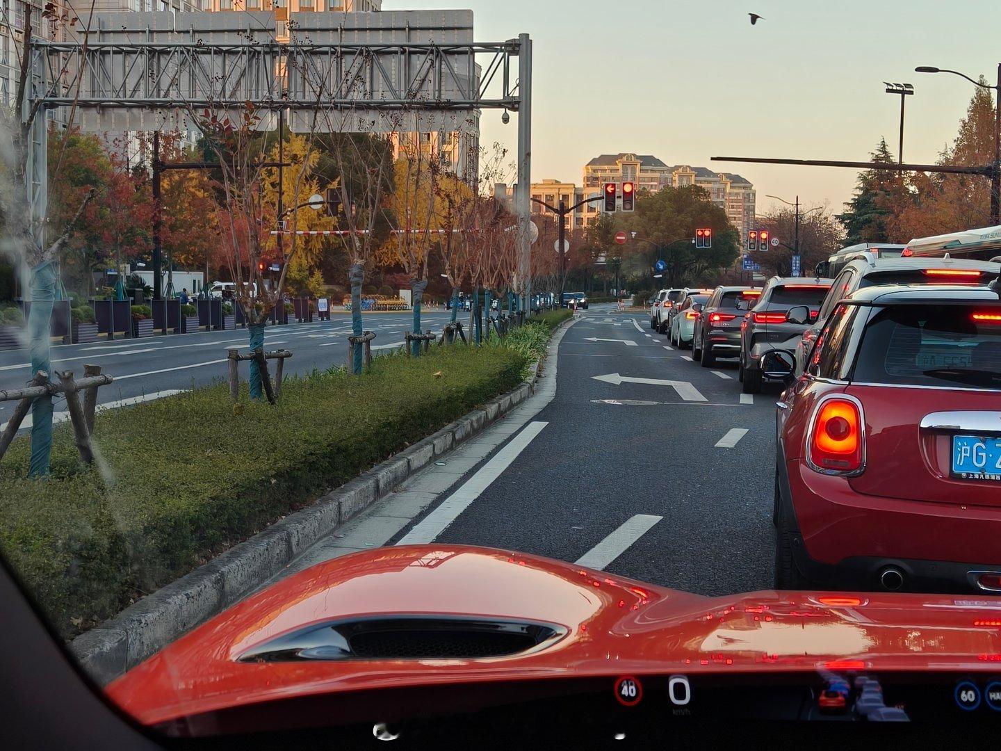 车宽有什么不好：两米的车会被卡住，1米8的随便走。 