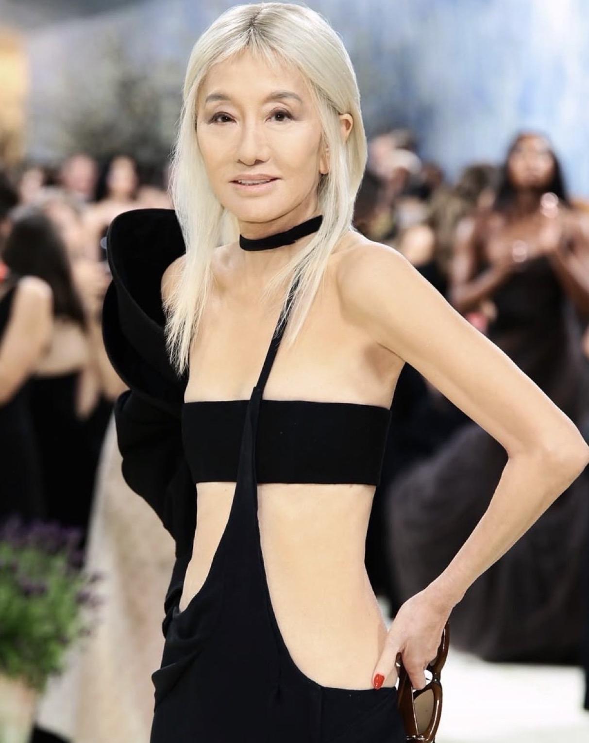 77岁的华裔设计师、婚纱女王Vera Wang（王薇薇）一身清凉装扮出席2026