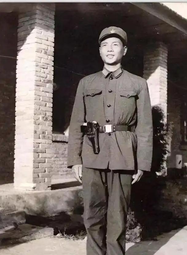 1984年对越自卫反击战中，一位战士正架着火箭筒准备射击，突然头部中弹，子弹把他