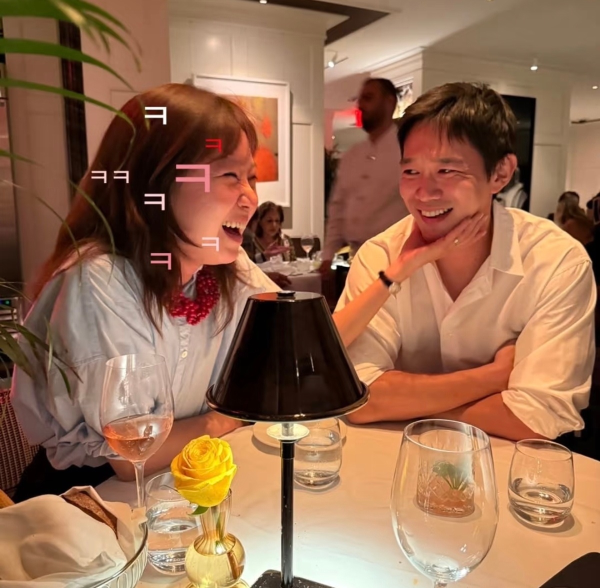 孔孝真更新ins撒狗粮，姐托着老公的下巴好恩爱。 ​​​