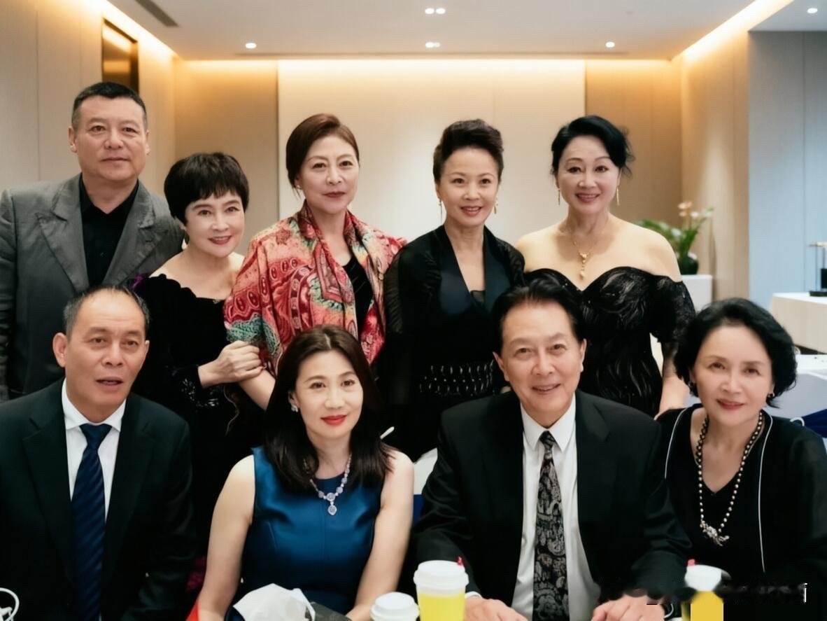 这9位明星都是老戏骨了，能很快就认出来儒雅大气的唐国强，穿着西装打着领带还是那么