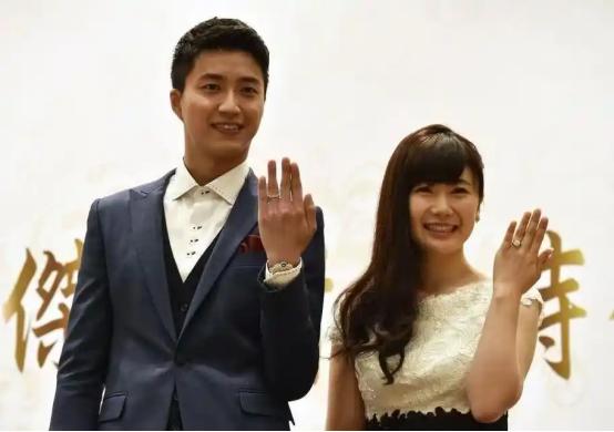 福原爱离婚4年后，不仅低调再婚，还顺利生下了自己的第三个孩子，而她身边的男人，正