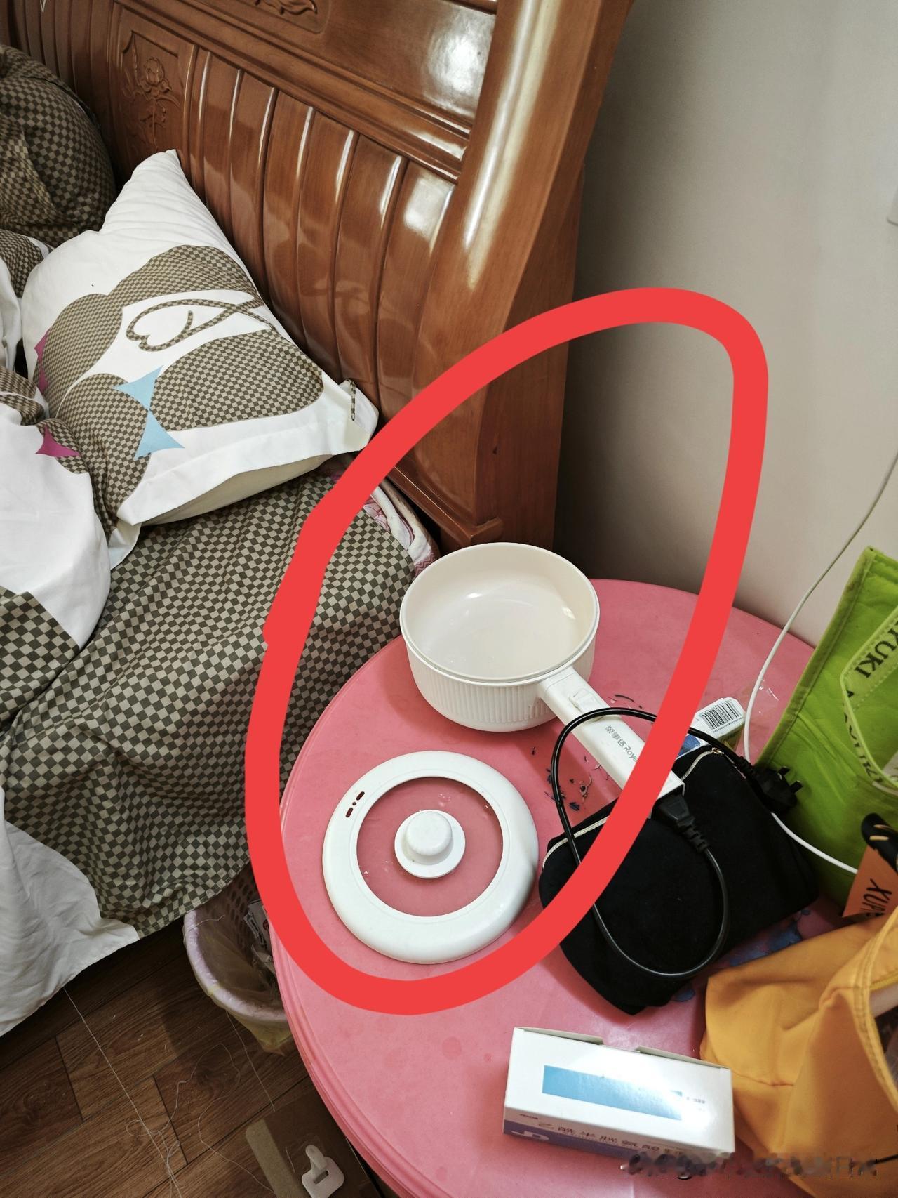 谁过年回家还带个锅？
我真的不是怕饿死！
 
今年回家，我行李箱里最占地方的，居