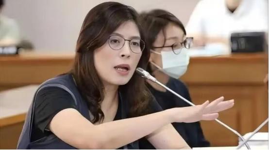 谁能想到，一个在岛内民调里被无情踩到4%谷底的“垫底王”，竟然只用了不到72小时