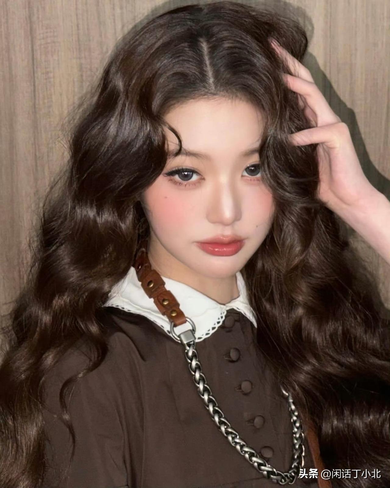 张元英“真人BJD”造型引爆巴黎时装周！
 
一大清早，张元英复古洋娃娃词条迅速