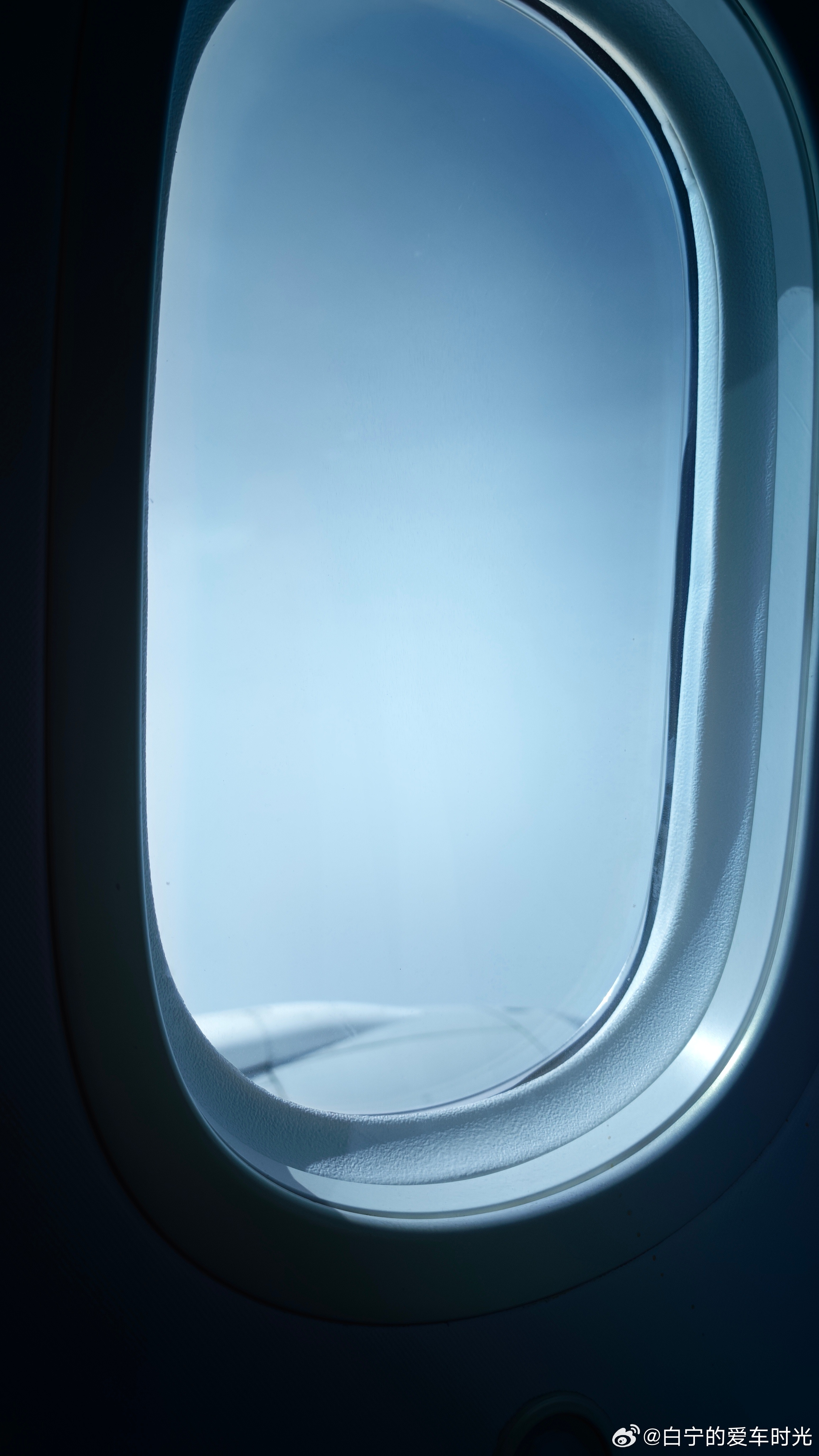 这波音787的变色窗彻底坏了，没法变得很暗，同时变暗一次只能持续一两分钟又会重新