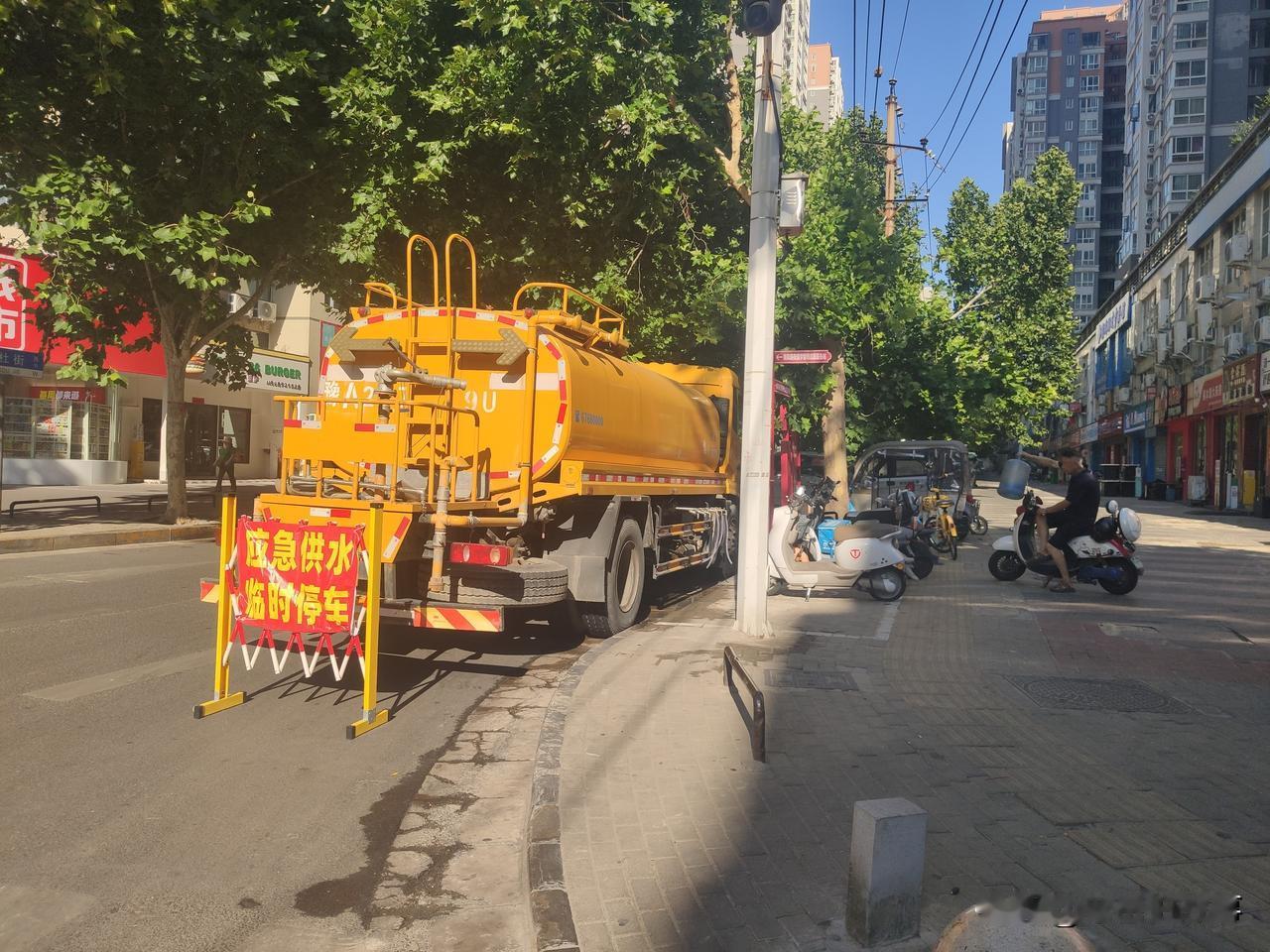 给郑州市金水区的这个社区点个赞！这几天因市政自来水管网改造，位于岗杜街岗杜北街附